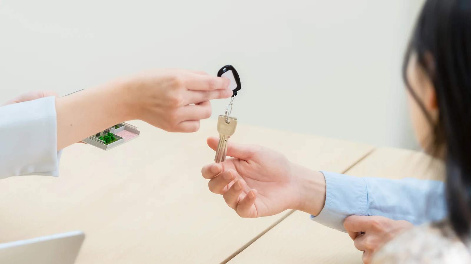 住まいの鍵を手渡す様子